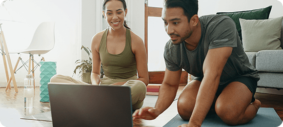Online coach guiding a virtual training session
